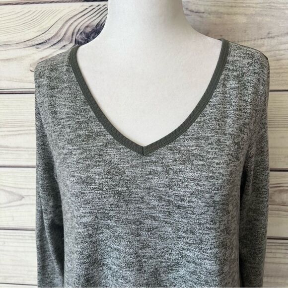 Eddie Bauer Heather Green V Neck Long Sleeve Top - Picture 2 of 8